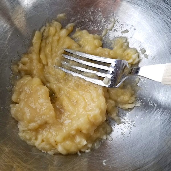 バナナをフォークでペースト状につぶす